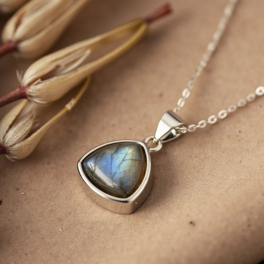 “Aura Protector” Pendant in Labradorite - SPIRAD