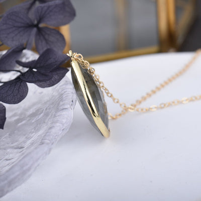Elegant Protection Pendant in Labradorite - SPIRAD