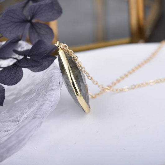 Elegant Protection Pendant in Labradorite - SPIRAD