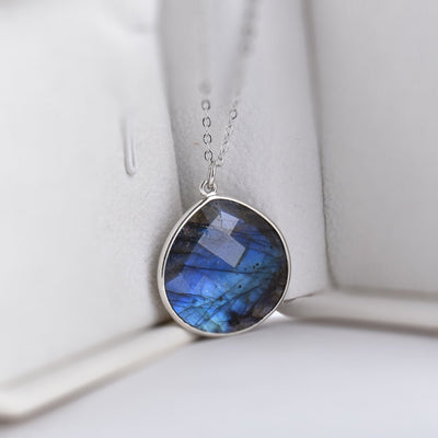 Elegant Protection Pendant in Labradorite - SPIRAD