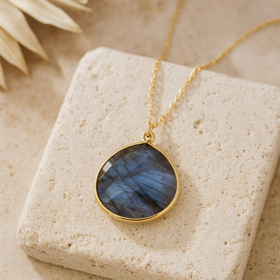 Elegant Protection Pendant in Labradorite - SPIRAD