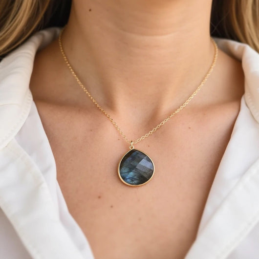 Elegant Protection Pendant in Labradorite - SPIRAD