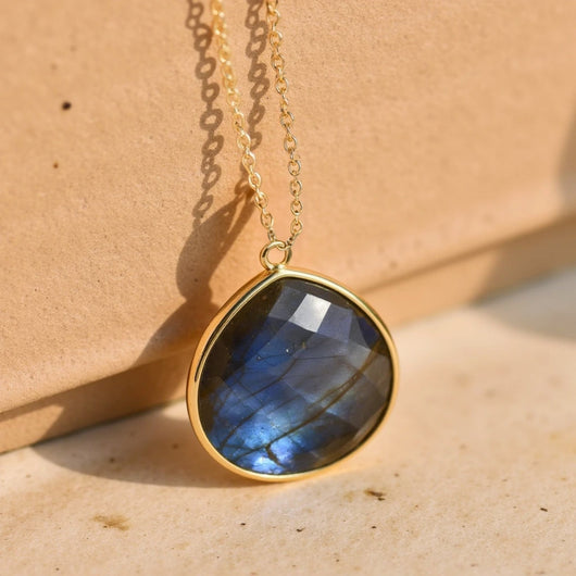 Elegant Protection Pendant in Labradorite - SPIRAD