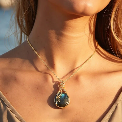 “Eye of the Universe” Pendant in Labradorite - SPIRAD