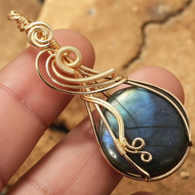 “Eye of the Universe” Pendant in Labradorite - SPIRAD