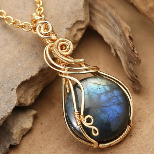 “Eye of the Universe” Pendant in Labradorite - SPIRAD