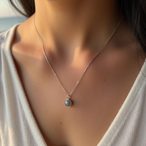 “Fine Pearl” Pendant in Labradorite