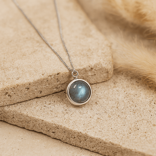 “Fine Pearl” Pendant in Labradorite